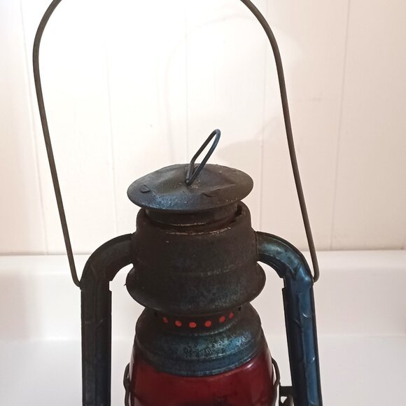 VINTAGE DIETZ LITTLE WIZARD LANTERN W/Red Glass GLOBE - Picture 6 of 8